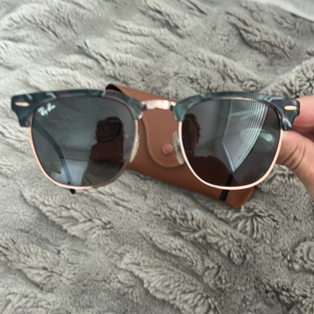 Ray-Ban Sunglasses Clubmaster RB3016 - Picture 2 of 3